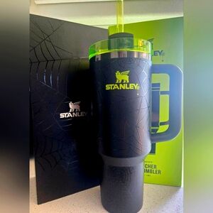 💚NEW Stanley Halloween Quencher H2.0 Tumbler 40 OZ Glow in Dark🕷💚